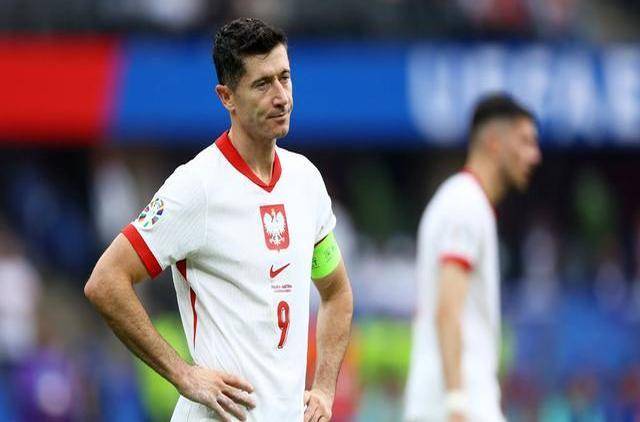 九游体育-莱万多夫斯基回归赛场，突破纪录首场状态亮眼，日本队观众沸腾！