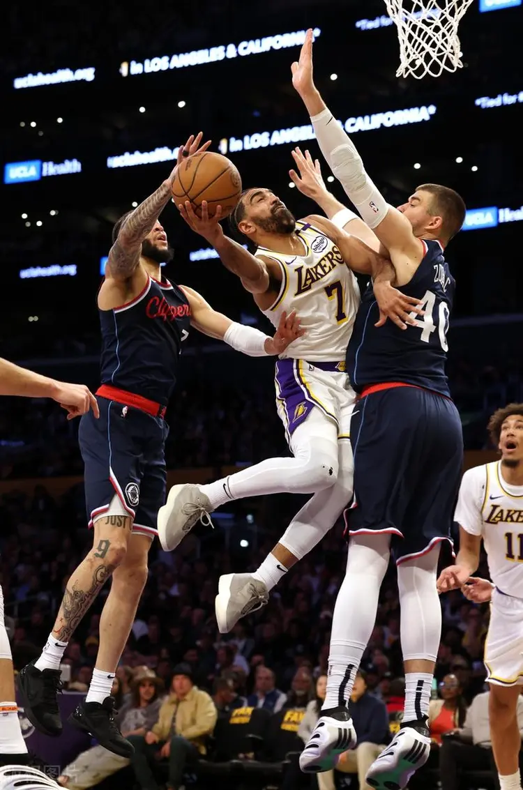 九游娱乐-德甲半决赛对决在即！洛杉矶快船演练定位球，曼联密集防守应对的简单介绍